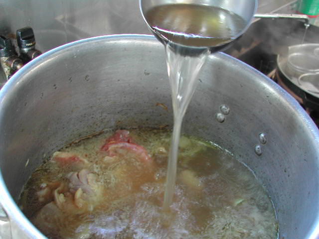 ３．ベースのスープは、長時間掛けて煮出した丸鶏肉のスープです！