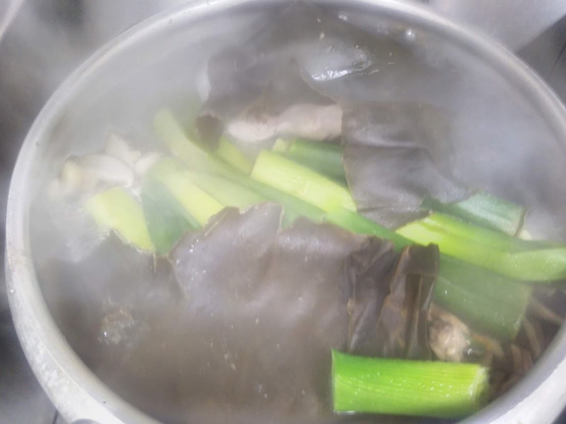 2）この一次スープを濾して、唐辛子を配合します。専用のミキサーで、攪拌すること１時間、そして熟成させます。