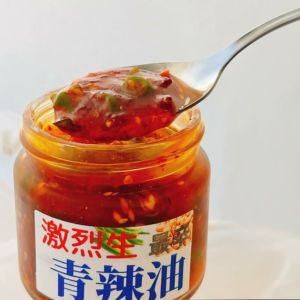 青辣油 激烈タイプ　スプーンですくった様子